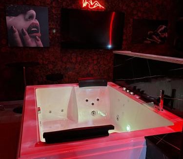 Castrovillari Hotel | L'H LION's RED SUITE
