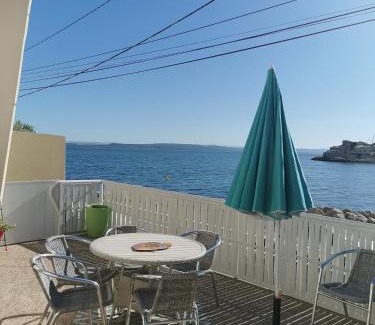 Saint-Mitre-les-Remparts House | L'hippocampe