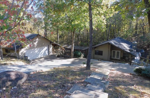 Jones Mills House | L@K Resort Living on 2 Wooded Acres. Amazing! Outdoor Fun! Hot Springs