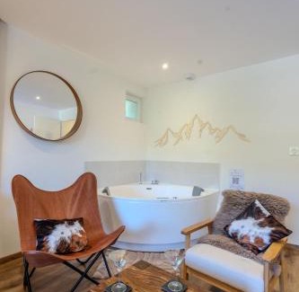Ax-les-Thermes Apartment | L'Ostalet suite luxe Jacuzzi