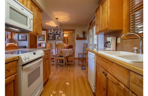 Reeds Spring House | L083, Feel majestic in this stunning 4-bedroom Lodge