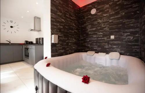 Morangis Apartment | La belle Hirondelle - Love Room Jacuzzi