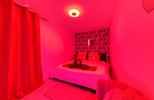 Morangis Apartment | La belle Hirondelle - Love Room Jacuzzi