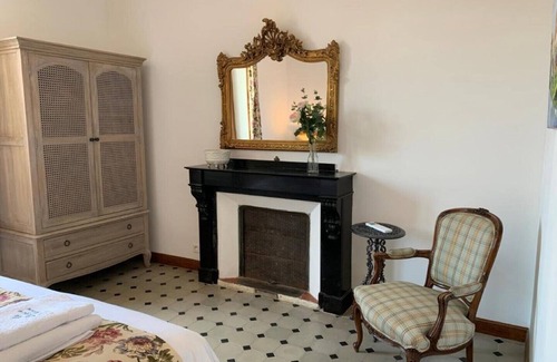Le Somail Bed & Breakfast | La Bergerie Antoine Laurier Rose King Room - Deluxe South of France Experience