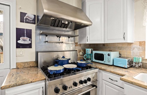 Mayflower Village House | LA Blue, Pool, 3BR by Zen Living