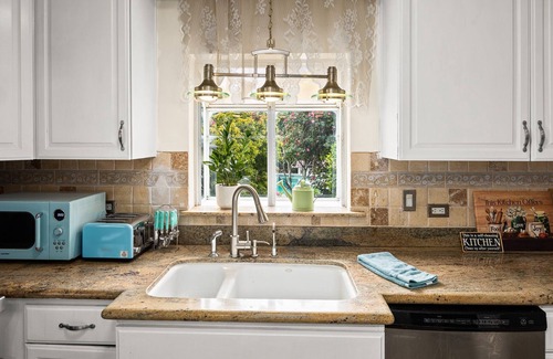 Mayflower Village House | LA Blue, Pool, 3BR by Zen Living