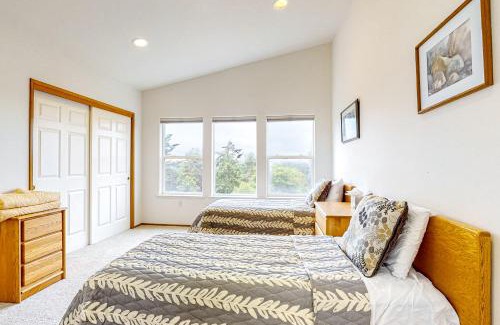 Oak Harbor House | La Cana Street Leisure - Main Home & In-Law suite
