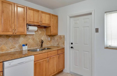 Edgewood House | LA CASA A - Close to Airport/Cruise port / Beaches