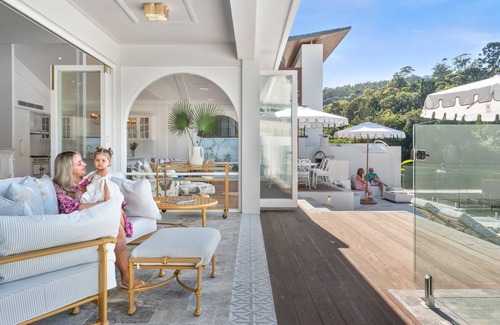 Noosa Heads House | La Casa Blanca - A short stroll to the famous Hastings Street
