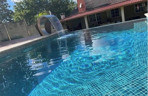 Poio House | La Casa de las Ranas: Garden, swimming pool and barbecue.