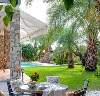 Algoda House | La Casa del Zurdo, oasis de palmeras en Alicante con piscina