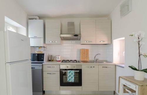 San Massimo Apartment | "La Casa Rosa Due", 2b/1b apartment at the top floor with parking and garden