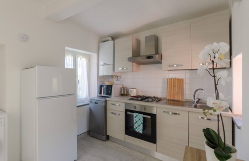 San Massimo Apartment | "La Casa Rosa Due", 2b/1b apartment at the top floor with parking and garden