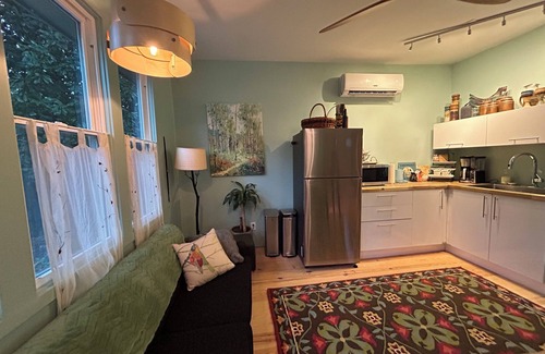 Athens Apartment | La Casita! Cozy studio HOUSE w/hot tub & private back yard in good ole Athens!