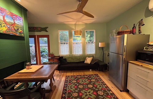 Athens Apartment | La Casita! Cozy studio HOUSE w/hot tub & private back yard in good ole Athens!