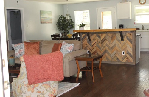 Wimberley House | La Casita Verde Blanco on the banks of the river