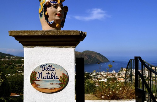 Monte Gallina House | La Cecilia, panoramic and evocative house in a villa with swimming pool