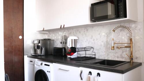 Asnieres-sur-Seine House | La chambre COCTEAU