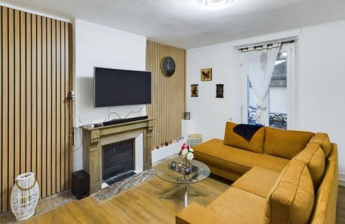 Romilly-sur-Seine House | La Champenoise - Private Garden with Covered Patio
