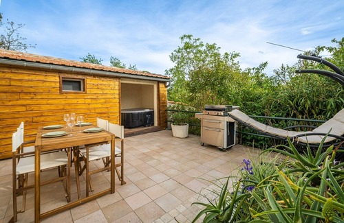 Carcassonne Apartment | La Citadelle ~ Garden ~ Jacuzzi ~ Near Cité