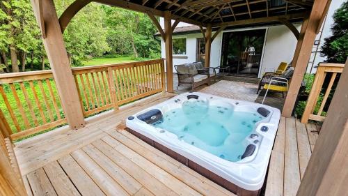 Cookstown House | La Datcha 20 Acres Private Spa, with Pool, Jacuzzi & Wood Burning Sauna