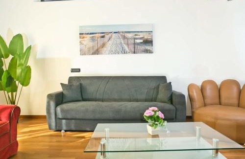 Albate Apartment | LA'DELI - Como - grande appartamento con parcheggio, nefltix, giardino, terrazzo