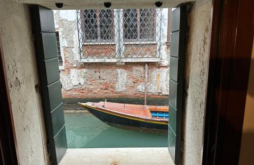 Santa Croce Apartment | La dimora di Sofia sul Canale a San Stae