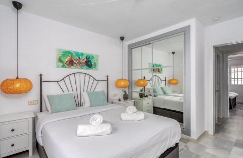 Castillo de Sabinillas Apartment | La Duquesa apartment with pool by Costarentals - Ref M8