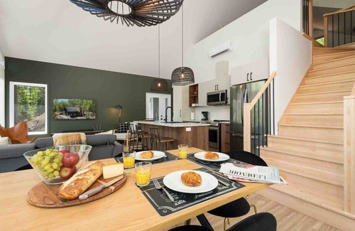 Les Eboulements Ski Chalet | La Folia 132: Tranquil Chalet, Spa & Scenic Trails
