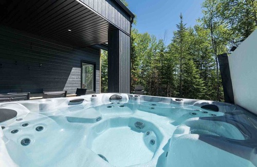 Les Eboulements Ski Chalet | La Folia 132: Tranquil Chalet, Spa & Scenic Trails