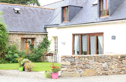 Plestin-les-Greves House | La Forge 2 bedrooms sleeps up to 6 with pool sauna 2 minutes from the sea