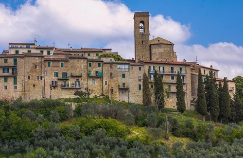 Barattano Apartment | La Fortezza, Gualdo Cattaneo, Italy