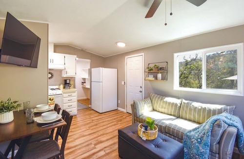 Coulterville Cottage | La Grange Home w/Covered Patio & Gas Grill!