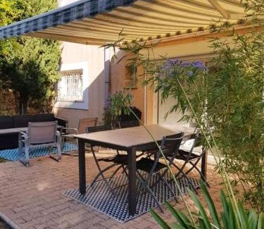 Villeveyrac Apartment | La Grenadieère