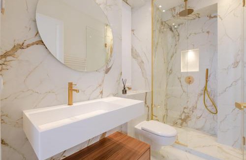 Cannes City Centre Apartment | La Guitare 23 - Large modern studio with balcony in center of Cannes, just behind Grand Hotel