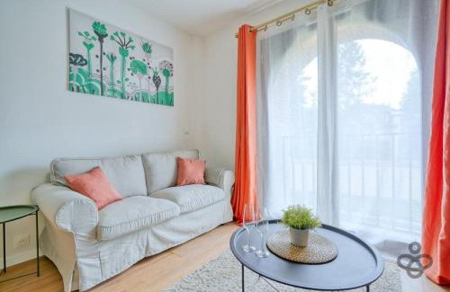Fontainebleau Apartment | La Halle Du Roi Parking Insead