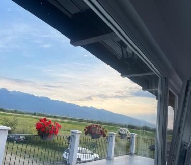 Voila House | La Izvoare Pensiune-Păstrăvărie