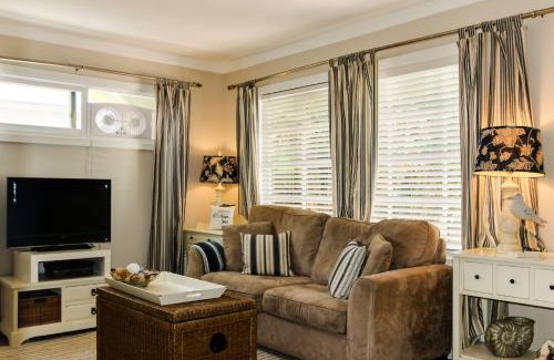 Beach Barber Tract House | La Jolla Cottage