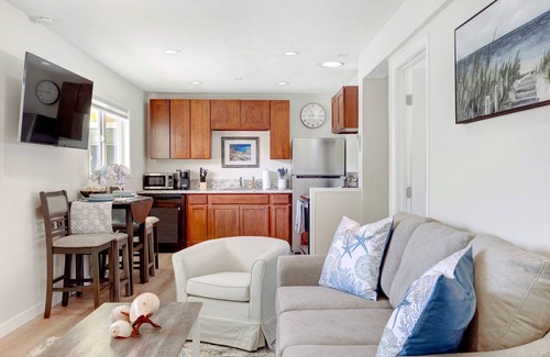 La Jolla Shores Apartment | La Jolla Shores Beach Bungalow. Steps to the Beach, Shopping, Restaurants & more