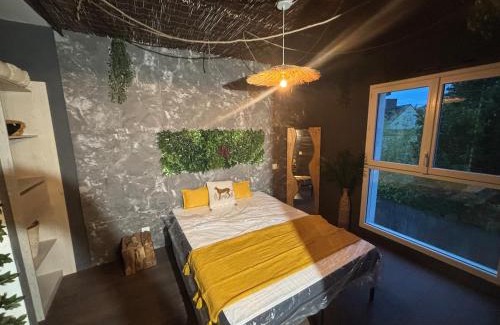 Hennebont Apartment | La Jungle Evasion, séjour immersif en famille