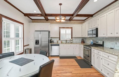 Leesville House | La La Lakehouse Sleeps 6