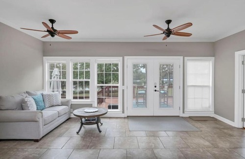 Leesville House | La La Lakehouse Sleeps 6