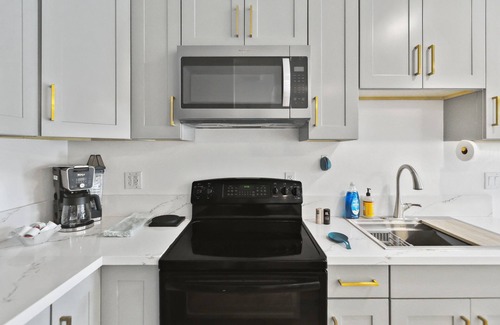 Reseda Apartment | La living bungalow with patio.