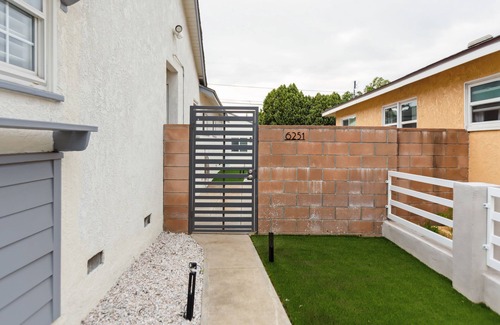 Reseda Apartment | La living bungalow with patio.