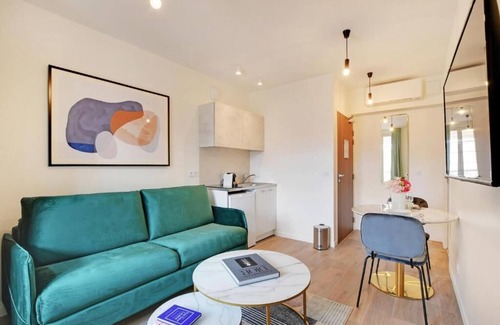 Levallois-Perret Apartment | La Lumière de Paris