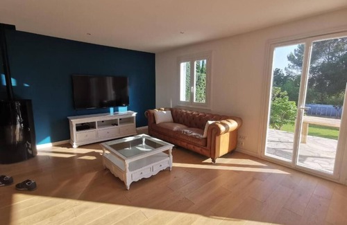 Velleron House | La Maison Dans la Colline