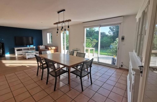 Velleron House | La Maison Dans la Colline