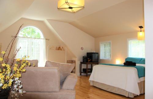 Eastman House | La Maison Jaune D'Eastman