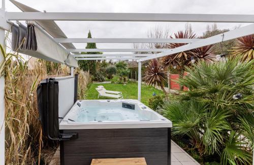 Saint-Meloir-des-Ondes House | La Maison Melo - Jacuzzi et Sauna - proche de la plage