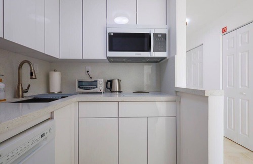 North Bay Village Apartment | La Marinita, Quaint, Water Views minutes to Beach